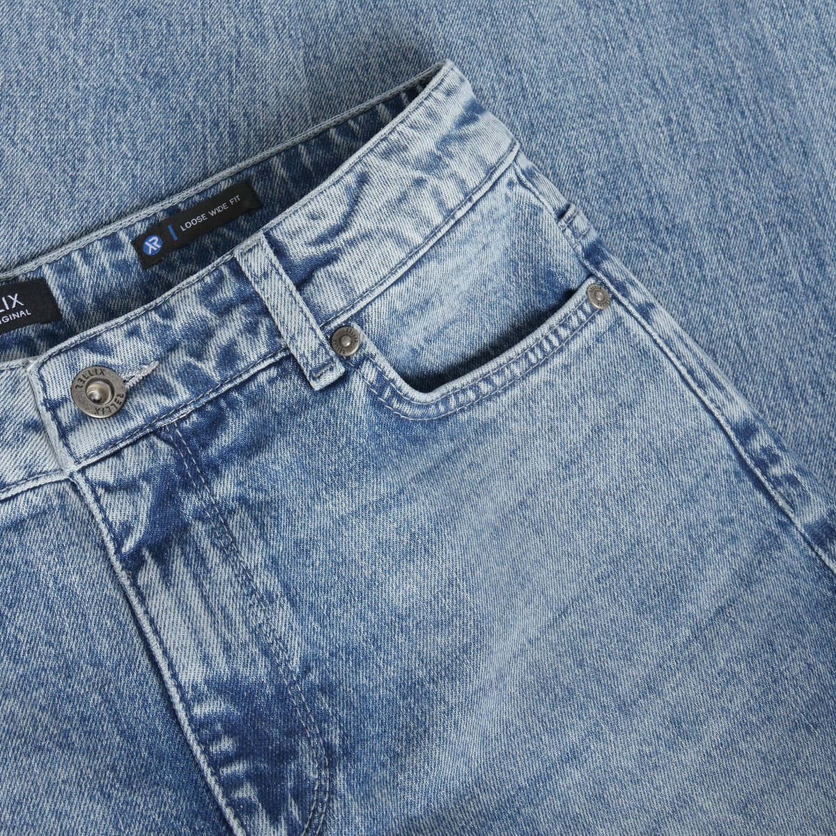 Klassische Loose Fit Jeans von Indian Blue Jeans mit entspanntem Schnitt und perfekter Passform für den Alltag. Die hochwertige Baumwollmischung bietet maximalen Komfort und Langlebigkeit. Ideal für einen lässigen, zeitlosen Look, der nie aus der Mode kommt.