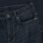 Dunkelblaue Wide Straight fit Jeans von Indian Blue Jeans – perfekt für einen lässigen, zeitlosen Look. Die klassische Passform sitzt angenehm locker und bietet maximale Bewegungsfreiheit. Das hochwertige Baumwoll-Elastane-Gemisch sorgt für Strapazierfähigkeit und Komfort den ganzen Tag über. Ein Basics-Piece, das in keinem Kleiderschrank fehlen darf.