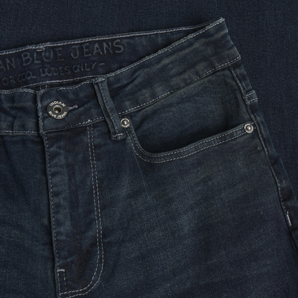 Dunkelblaue Wide Straight fit Jeans von Indian Blue Jeans – perfekt für einen lässigen, zeitlosen Look. Die klassische Passform sitzt angenehm locker und bietet maximale Bewegungsfreiheit. Das hochwertige Baumwoll-Elastane-Gemisch sorgt für Strapazierfähigkeit und Komfort den ganzen Tag über. Ein Basics-Piece, das in keinem Kleiderschrank fehlen darf.