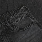 Klassische schwarze Wide Leg Jeans mit entspanntem Loose Fit – perfekt für einen lässigen, modernen Look. Die hochwertige Baumwollqualität bietet maximalen Komfort und Langlebigkeit. Ideal kombinierbar mit verschiedenen Styles, von casual bis urban. Indian Blue Jeans steht für zeitlose Qualität und trendiges Design.