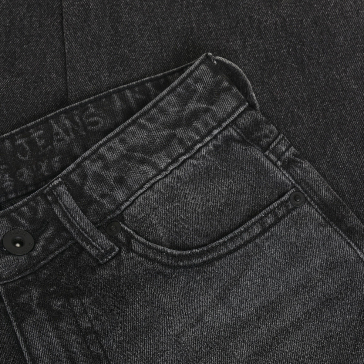 Klassische schwarze Wide Leg Jeans mit entspanntem Loose Fit – perfekt für einen lässigen, modernen Look. Die hochwertige Baumwollqualität bietet maximalen Komfort und Langlebigkeit. Ideal kombinierbar mit verschiedenen Styles, von casual bis urban. Indian Blue Jeans steht für zeitlose Qualität und trendiges Design.