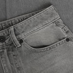 Klassische graue Baggy Straight Fit Jeans von Indian Blue Jeans – zeitlos und vielseitig kombinierbar. Das robuste 100% Baumwollmaterial bietet optimalen Tragekomfort und Langlebigkeit. Der lockere Schnitt ermöglicht maximale Bewegungsfreiheit und passt zu jedem persönlichen Stil.