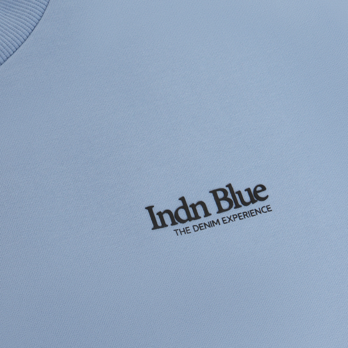 Bequemes Loose Fit Sweatshirt von Indian Blue Jeans in klassischem Blau. Die Mischung aus 95% Baumwolle und 5% Elastane bietet optimalen Tragekomfort und Bewegungsfreiheit. Perfekt für entspannte Tage und lässige Looks.