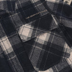 Stilvolle Shirt Jacket mit Reißverschluss und klassischem Check-Muster von Indian Blue Jeans. Die Mischung aus 72% Polyester, 23% Viskose und 5% Elastane sorgt für Komfort und Bewegungsfreiheit. Perfekt für einen modernen, lässigen Look.