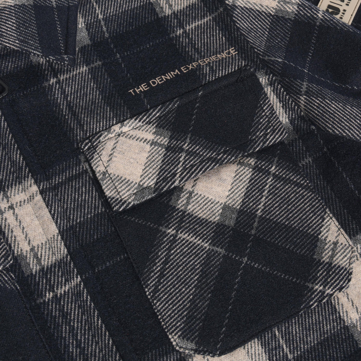 Stilvolle Shirt Jacket mit Reißverschluss und klassischem Check-Muster von Indian Blue Jeans. Die Mischung aus 72% Polyester, 23% Viskose und 5% Elastane sorgt für Komfort und Bewegungsfreiheit. Perfekt für einen modernen, lässigen Look.