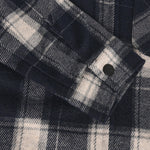 Stilvolle Shirt Jacket mit Reißverschluss und klassischem Check-Muster von Indian Blue Jeans. Die Mischung aus 72% Polyester, 23% Viskose und 5% Elastane sorgt für Komfort und Bewegungsfreiheit. Perfekt für einen modernen, lässigen Look.