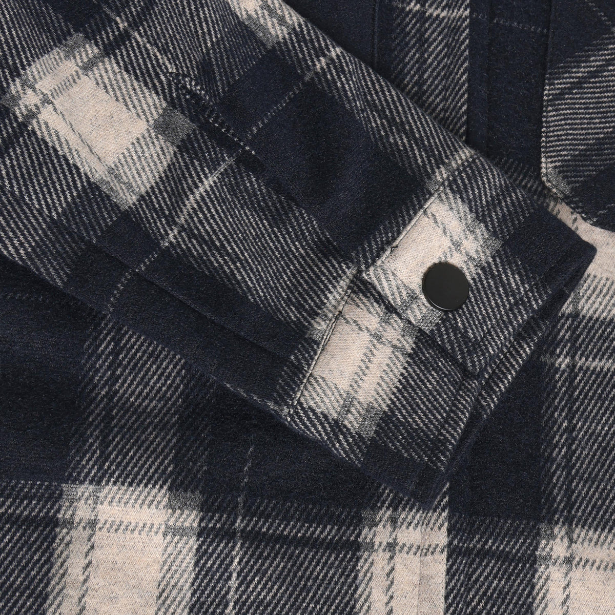 Stilvolle Shirt Jacket mit Reißverschluss und klassischem Check-Muster von Indian Blue Jeans. Die Mischung aus 72% Polyester, 23% Viskose und 5% Elastane sorgt für Komfort und Bewegungsfreiheit. Perfekt für einen modernen, lässigen Look.