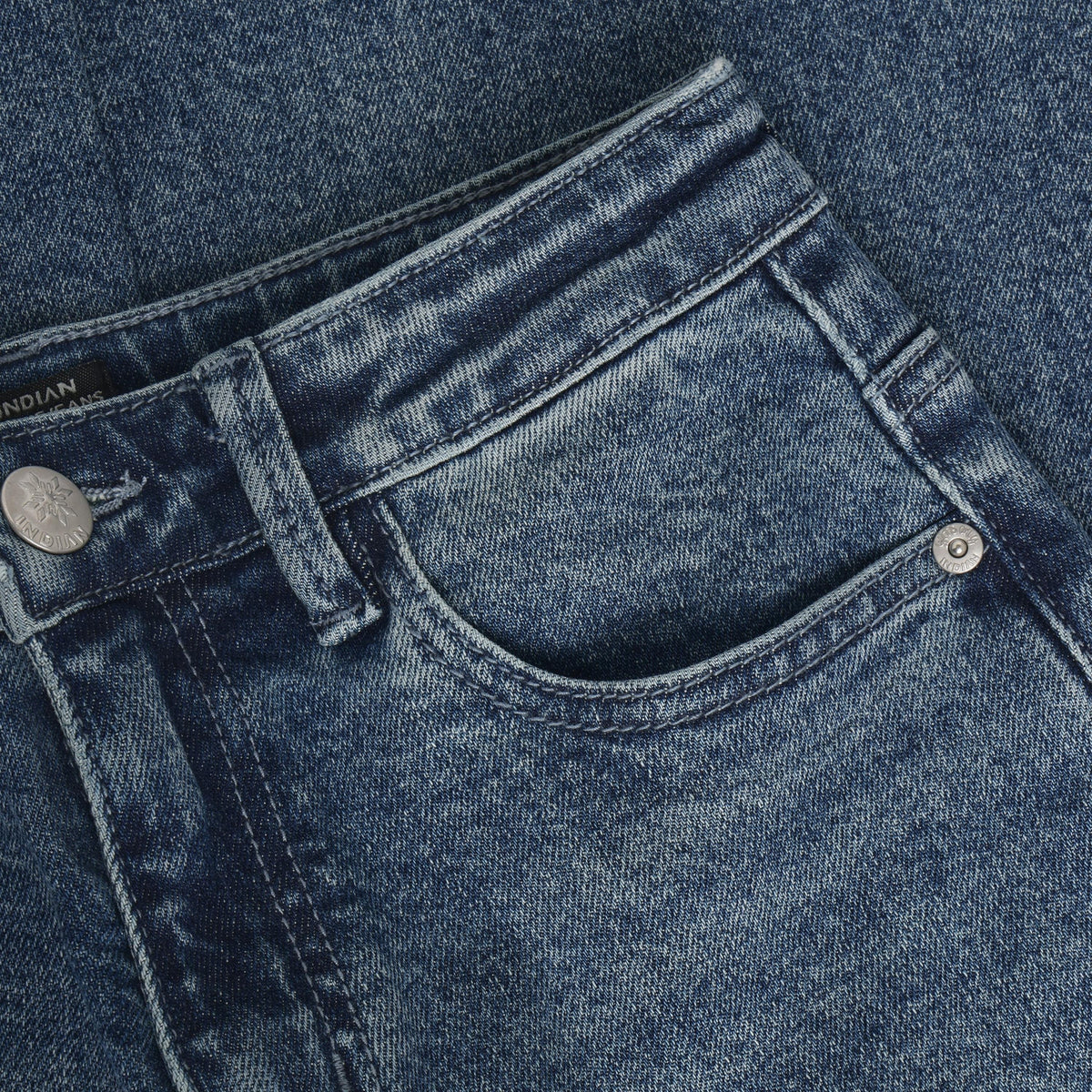 Extra Wide Fit Medium Denim Hose von Indian Blue Jeans – perfekt für maximale Bewegungsfreiheit und Komfort. Hochwertige Verarbeitung aus 99% Baumwolle und 1% Elastane für optimale Passform und Langlebigkeit.