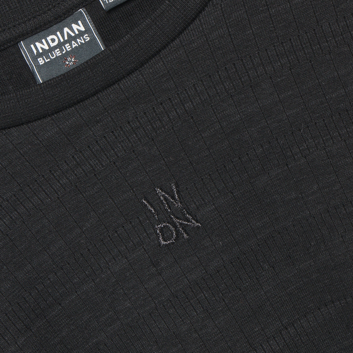 Das Longsleeve Rib von Indian Blue Jeans besticht durch seine hochwertige Verarbeitung und den angenehmen Tragekomfort. Der elastische Rippstoff schmiegt sich perfekt an den Körper und bietet gleichzeitig optimale Bewegungsfreiheit. Die dunkle Farbgebung macht das Shirt zu einem vielseitigen Basics-Piece, das sich mühelos zu verschiedenen Outfits kombinieren lässt. Ideal für den Alltag und jeden Anlass.