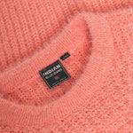 Das hochwertige Materialgemisch aus Polyester und Polyamid sorgt für Langlebigkeit und angenehmen Tragekomfort. Der Pullover von Indian Blue Jeans besticht durch seine schlichte Eleganz und lässt sich mühelos zu verschiedenen Outfits kombinieren – ob casual mit Jeans oder elegant zu Chinos.