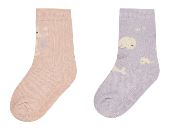 Die ABS Socken DP Seepferd bieten weichen Tragekomfort dank hochwertigem Baumwollmischgewebe und sind mit OEKO-TEX-zertifizierten, schadstofffreien Materialien gefertigt. Die rutschfeste Sohle sorgt für sicheren Halt, während das atmungsaktive Material ein angenehmes Fußklima gewährleistet. Im praktischen Doppelpack sind sie ideal für den Alltag oder entspannte Stunden zu Hause.