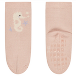 Die ABS Socken DP Seepferd bieten weichen Tragekomfort dank hochwertigem Baumwollmischgewebe und sind mit OEKO-TEX-zertifizierten, schadstofffreien Materialien gefertigt. Die rutschfeste Sohle sorgt für sicheren Halt, während das atmungsaktive Material ein angenehmes Fußklima gewährleistet. Im praktischen Doppelpack sind sie ideal für den Alltag oder entspannte Stunden zu Hause.