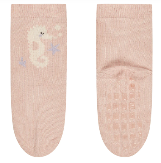 Die ABS Socken DP Seepferd bieten weichen Tragekomfort dank hochwertigem Baumwollmischgewebe und sind mit OEKO-TEX-zertifizierten, schadstofffreien Materialien gefertigt. Die rutschfeste Sohle sorgt für sicheren Halt, während das atmungsaktive Material ein angenehmes Fußklima gewährleistet. Im praktischen Doppelpack sind sie ideal für den Alltag oder entspannte Stunden zu Hause.