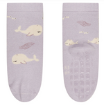 Die ABS Socken DP Seepferd bieten weichen Tragekomfort dank hochwertigem Baumwollmischgewebe und sind mit OEKO-TEX-zertifizierten, schadstofffreien Materialien gefertigt. Die rutschfeste Sohle sorgt für sicheren Halt, während das atmungsaktive Material ein angenehmes Fußklima gewährleistet. Im praktischen Doppelpack sind sie ideal für den Alltag oder entspannte Stunden zu Hause.