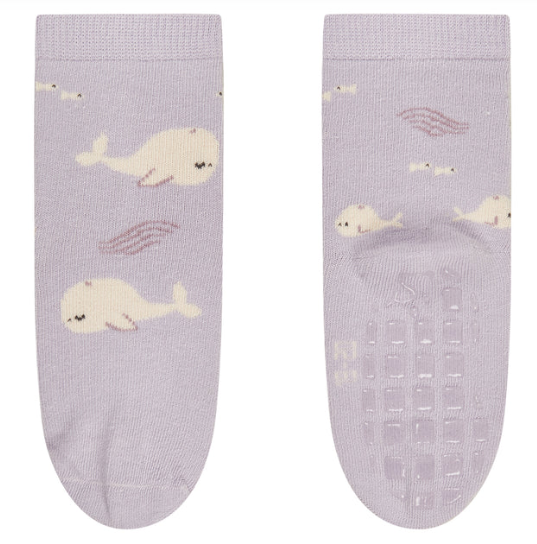 Die ABS Socken DP Seepferd bieten weichen Tragekomfort dank hochwertigem Baumwollmischgewebe und sind mit OEKO-TEX-zertifizierten, schadstofffreien Materialien gefertigt. Die rutschfeste Sohle sorgt für sicheren Halt, während das atmungsaktive Material ein angenehmes Fußklima gewährleistet. Im praktischen Doppelpack sind sie ideal für den Alltag oder entspannte Stunden zu Hause.