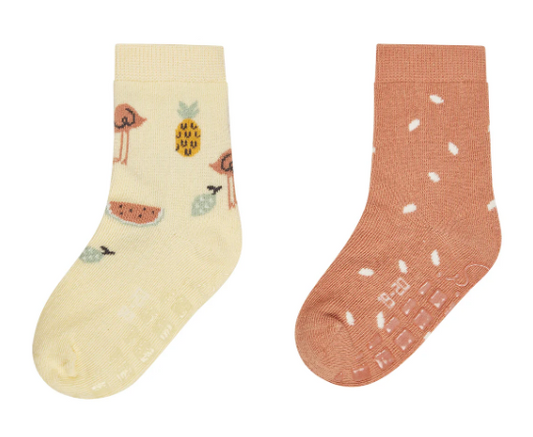 Die ABS Socken DP Flamingo bieten mit ihrer rutschfesten Sohle sicheren Halt auf glatten Böden. Aus 85 % Baumwolle gefertigt, sind sie weich, atmungsaktiv und hautfreundlich. Das sommerliche Flamingo-Design bringt Farbe ins Zuhause. Im praktischen Doppelpack und OEKO-TEX zertifiziert für unbedenklichen Komfort. Ideal für den Alltag in Innenräumen.