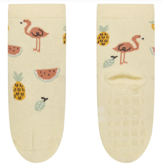 Die ABS Socken DP Flamingo bieten mit ihrer rutschfesten Sohle sicheren Halt auf glatten Böden. Aus 85 % Baumwolle gefertigt, sind sie weich, atmungsaktiv und hautfreundlich. Das sommerliche Flamingo-Design bringt Farbe ins Zuhause. Im praktischen Doppelpack und OEKO-TEX zertifiziert für unbedenklichen Komfort. Ideal für den Alltag in Innenräumen.