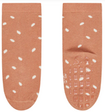 Die ABS Socken DP Flamingo bieten mit ihrer rutschfesten Sohle sicheren Halt auf glatten Böden. Aus 85 % Baumwolle gefertigt, sind sie weich, atmungsaktiv und hautfreundlich. Das sommerliche Flamingo-Design bringt Farbe ins Zuhause. Im praktischen Doppelpack und OEKO-TEX zertifiziert für unbedenklichen Komfort. Ideal für den Alltag in Innenräumen.