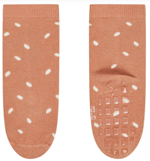 Die ABS Socken DP Flamingo bieten mit ihrer rutschfesten Sohle sicheren Halt auf glatten Böden. Aus 85 % Baumwolle gefertigt, sind sie weich, atmungsaktiv und hautfreundlich. Das sommerliche Flamingo-Design bringt Farbe ins Zuhause. Im praktischen Doppelpack und OEKO-TEX zertifiziert für unbedenklichen Komfort. Ideal für den Alltag in Innenräumen.