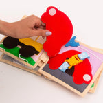 Das Mini Quiet Book Autobahn von Jolly Designs nimmt Kinder ab 2 Jahren mit auf eine fantasievolle Reise durch die Welt der Fahrzeuge. Auf 6 liebevoll handgefertigten Seiten können sie spielerisch Autos, Lokomotiven und Schiffe erkunden. Mit interaktiven Elementen wie Knöpfen, Klettverschlüssen und beweglichen Teilen fördert das Buch Feinmotorik, Konzentration und Kreativität und regt die Fantasie sowie die kognitive Entwicklung an.