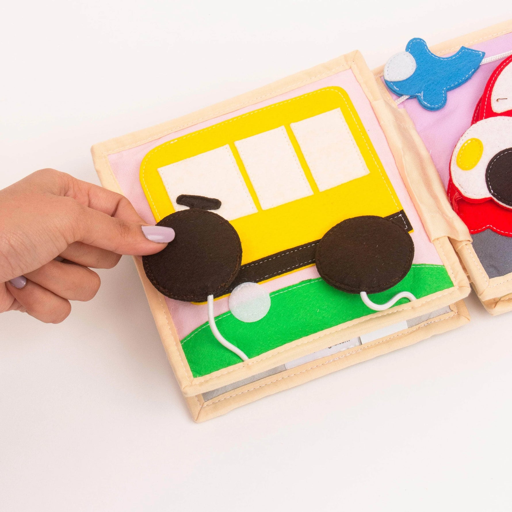 Das Mini Quiet Book Autobahn von Jolly Designs nimmt Kinder ab 2 Jahren mit auf eine fantasievolle Reise durch die Welt der Fahrzeuge. Auf 6 liebevoll handgefertigten Seiten können sie spielerisch Autos, Lokomotiven und Schiffe erkunden. Mit interaktiven Elementen wie Knöpfen, Klettverschlüssen und beweglichen Teilen fördert das Buch Feinmotorik, Konzentration und Kreativität und regt die Fantasie sowie die kognitive Entwicklung an.