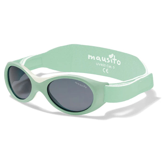 Die Baby Surfer Sonnenbrille von Mausito schützt Babys von 0 bis 18 Monaten zuverlässig vor Sonne mit 100% UV400-Schutz. Sie sitzt bequem dank weichem Nasensteg und flexiblem Kopfband. Leicht, bruchsicher und schadstofffrei – ideal für kleine Entdecker. Das nachhaltige, recycelte Packaging rundet das durchdachte Design ab.