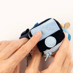 Klein, still und voller Wirkung: Calmi Cube "Blavi" von Jolly Design unterstützt Kinder wie Erwachsene dabei, zur Ruhe zu kommen und sich zu konzentrieren – mit sanften Reizen für Hände und Sinne.
Ob in der Schule, beim Lernen oder im stressigen Alltag: Durch leises Tasten, Drücken und Fädeln hilft der Fidget-Würfel, Unruhe abzubauen und die Aufmerksamkeit zu stärken – ganz ohne Lärm und Ablenkung.