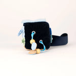 Klein, still und voller Wirkung: Calmi Cube "Blavi" von Jolly Design unterstützt Kinder wie Erwachsene dabei, zur Ruhe zu kommen und sich zu konzentrieren – mit sanften Reizen für Hände und Sinne.
Ob in der Schule, beim Lernen oder im stressigen Alltag: Durch leises Tasten, Drücken und Fädeln hilft der Fidget-Würfel, Unruhe abzubauen und die Aufmerksamkeit zu stärken – ganz ohne Lärm und Ablenkung.