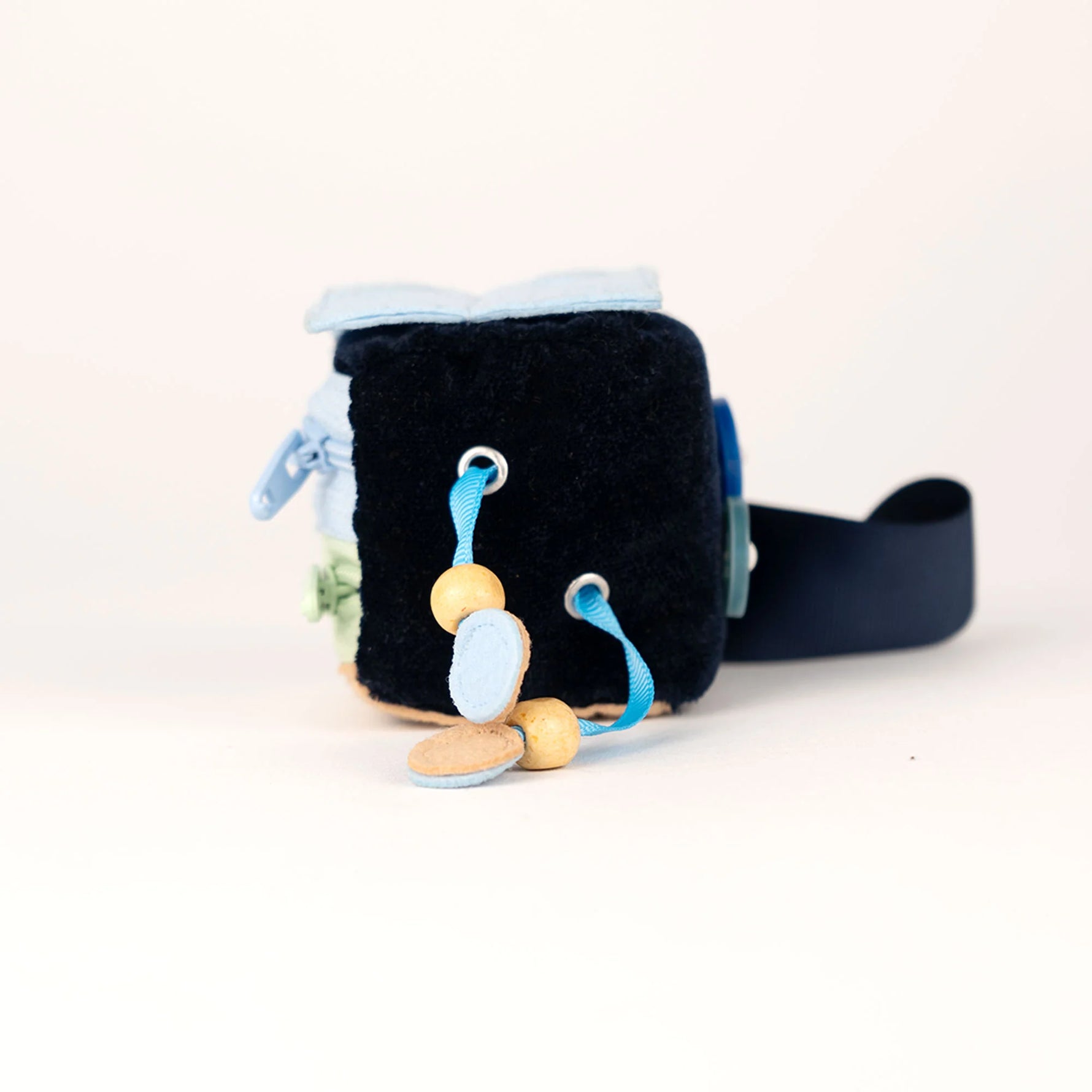 Klein, still und voller Wirkung: Calmi Cube "Blavi" von Jolly Design unterstützt Kinder wie Erwachsene dabei, zur Ruhe zu kommen und sich zu konzentrieren – mit sanften Reizen für Hände und Sinne.
Ob in der Schule, beim Lernen oder im stressigen Alltag: Durch leises Tasten, Drücken und Fädeln hilft der Fidget-Würfel, Unruhe abzubauen und die Aufmerksamkeit zu stärken – ganz ohne Lärm und Ablenkung.