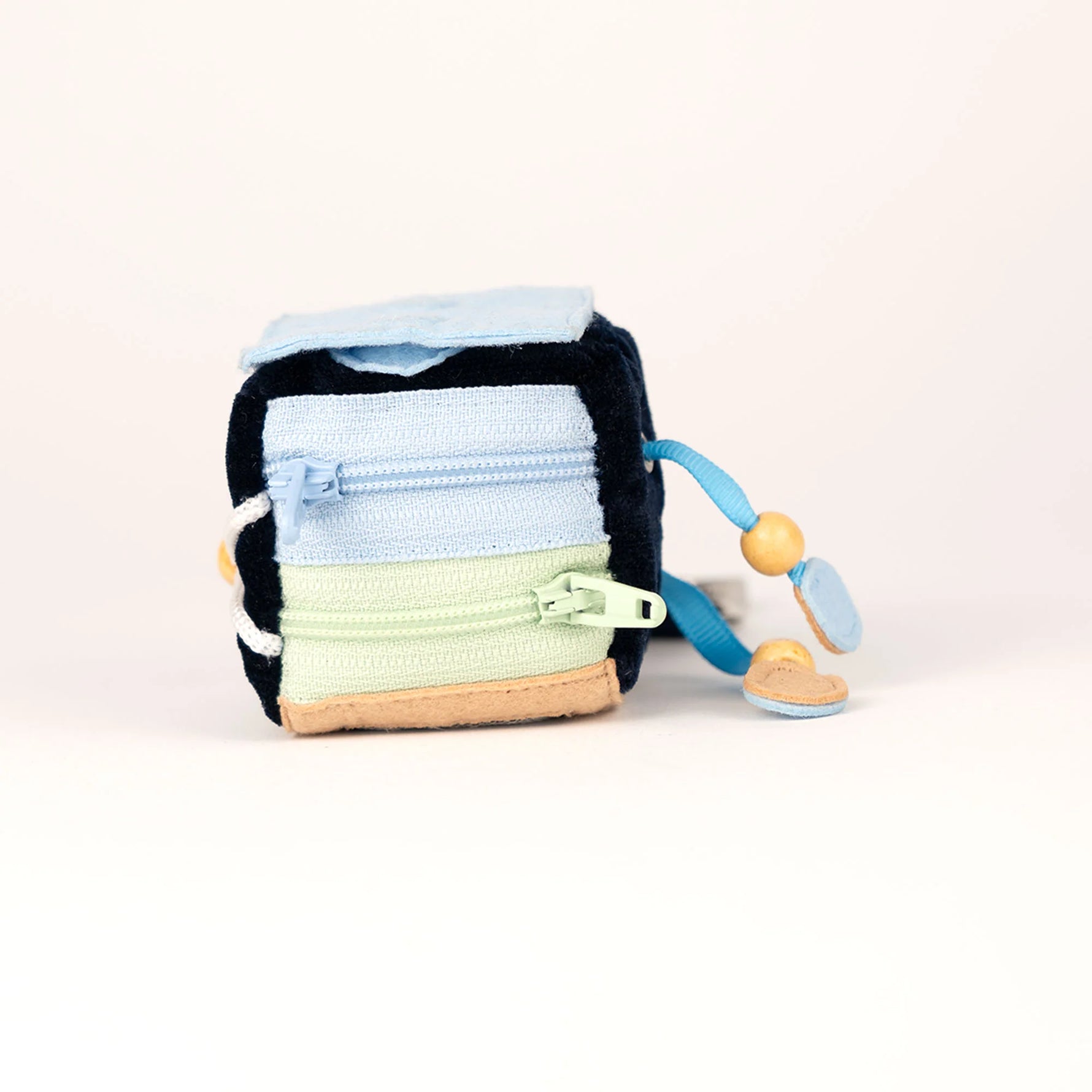 Klein, still und voller Wirkung: Calmi Cube "Blavi" von Jolly Design unterstützt Kinder wie Erwachsene dabei, zur Ruhe zu kommen und sich zu konzentrieren – mit sanften Reizen für Hände und Sinne.
Ob in der Schule, beim Lernen oder im stressigen Alltag: Durch leises Tasten, Drücken und Fädeln hilft der Fidget-Würfel, Unruhe abzubauen und die Aufmerksamkeit zu stärken – ganz ohne Lärm und Ablenkung.