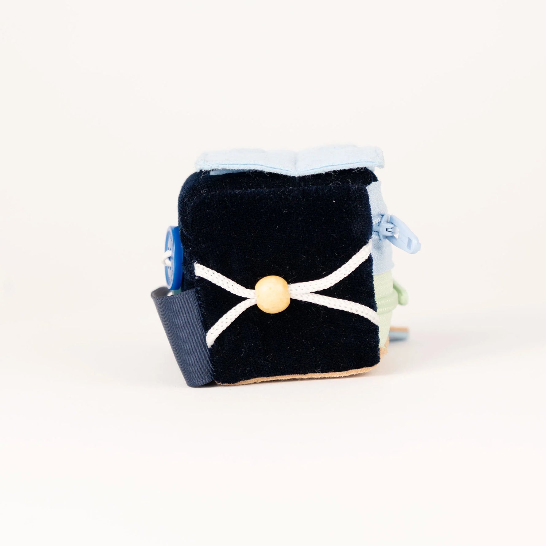 Klein, still und voller Wirkung: Calmi Cube "Blavi" von Jolly Design unterstützt Kinder wie Erwachsene dabei, zur Ruhe zu kommen und sich zu konzentrieren – mit sanften Reizen für Hände und Sinne.
Ob in der Schule, beim Lernen oder im stressigen Alltag: Durch leises Tasten, Drücken und Fädeln hilft der Fidget-Würfel, Unruhe abzubauen und die Aufmerksamkeit zu stärken – ganz ohne Lärm und Ablenkung.