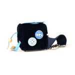 Klein, still und voller Wirkung: Calmi Cube "Blavi" von Jolly Design unterstützt Kinder wie Erwachsene dabei, zur Ruhe zu kommen und sich zu konzentrieren – mit sanften Reizen für Hände und Sinne.
Ob in der Schule, beim Lernen oder im stressigen Alltag: Durch leises Tasten, Drücken und Fädeln hilft der Fidget-Würfel, Unruhe abzubauen und die Aufmerksamkeit zu stärken – ganz ohne Lärm und Ablenkung.