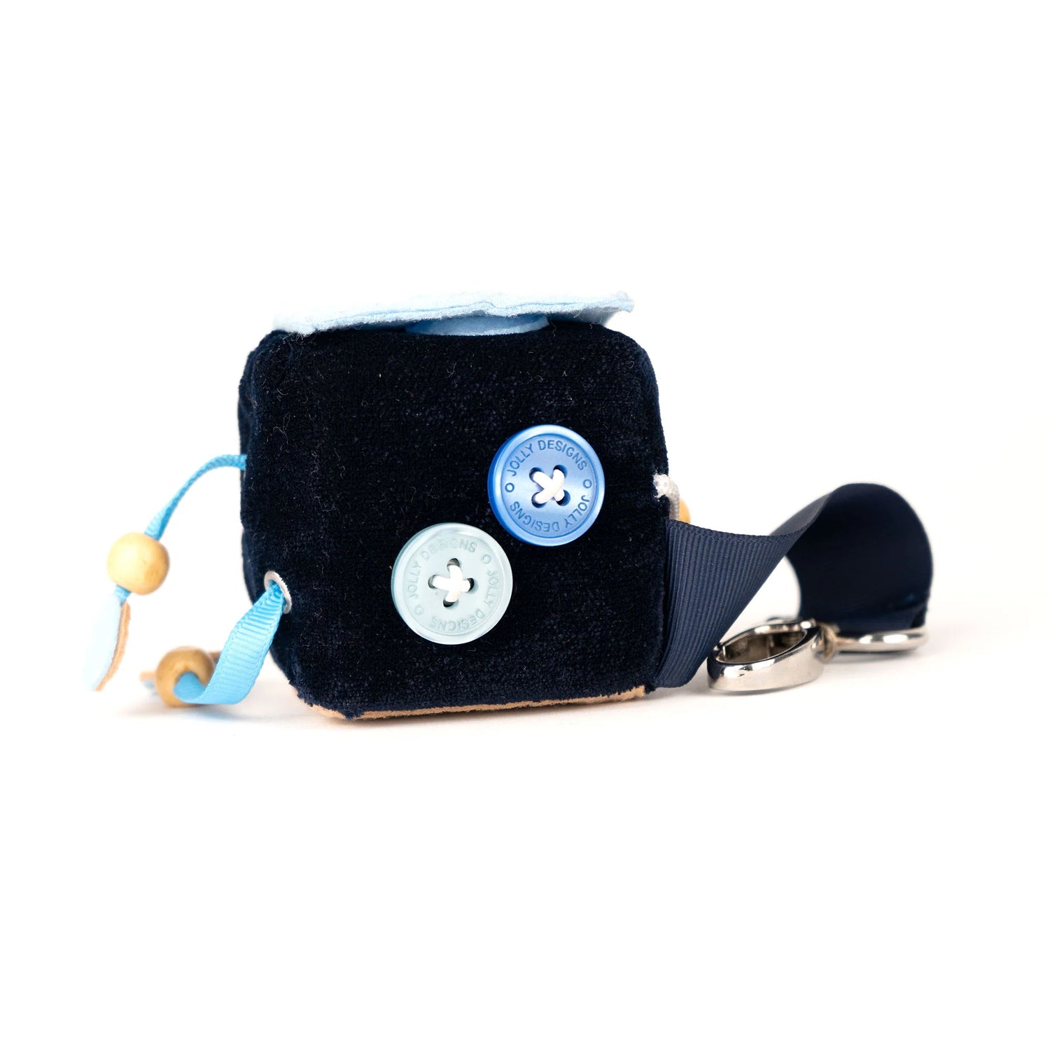 Klein, still und voller Wirkung: Calmi Cube "Blavi" von Jolly Design unterstützt Kinder wie Erwachsene dabei, zur Ruhe zu kommen und sich zu konzentrieren – mit sanften Reizen für Hände und Sinne.
Ob in der Schule, beim Lernen oder im stressigen Alltag: Durch leises Tasten, Drücken und Fädeln hilft der Fidget-Würfel, Unruhe abzubauen und die Aufmerksamkeit zu stärken – ganz ohne Lärm und Ablenkung.