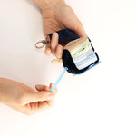 Klein, still und voller Wirkung: Calmi Cube "Blavi" von Jolly Design unterstützt Kinder wie Erwachsene dabei, zur Ruhe zu kommen und sich zu konzentrieren – mit sanften Reizen für Hände und Sinne.
Ob in der Schule, beim Lernen oder im stressigen Alltag: Durch leises Tasten, Drücken und Fädeln hilft der Fidget-Würfel, Unruhe abzubauen und die Aufmerksamkeit zu stärken – ganz ohne Lärm und Ablenkung.