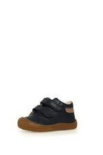 Die Naturino Barfußschuhe für Kinder bieten ein natürliches Laufgefühl und viel Bewegungsfreiheit für kleine Füße. Die flexible Sohle und der großzügige Zehenbereich unterstützen ein angenehmes und bequemes Tragegefühl.

Hochwertige Materialien und die kindgerechte Passform machen die Naturino Barfußschuhe zum idealen Begleiter für Herbst und Winter – perfekt für Kindergarten, Schule und Freizeit.