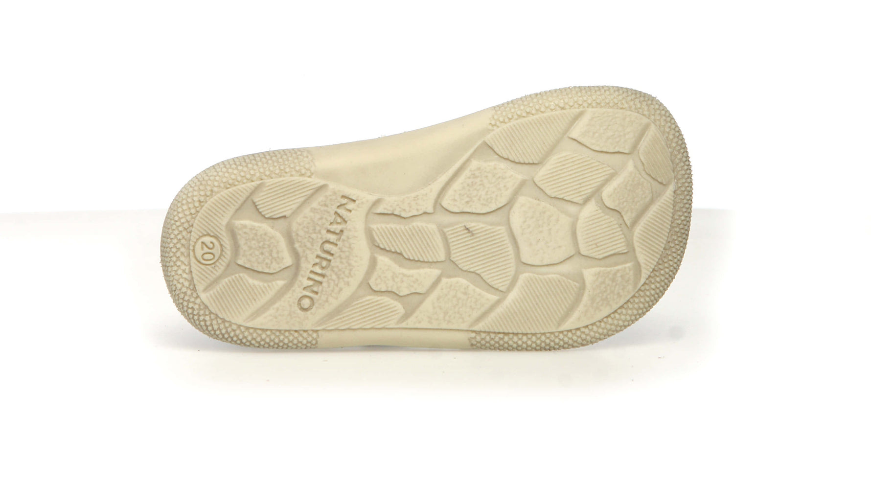 Diese Barfußschuhe von Naturino kombinieren Komfort und Stil mit einem modernen Design. Das Obermaterial aus Leder und Velours verleiht einen markanten Look, während der Klettverschluss Praktikabilität gewährleistet. Das Innenfutter und die Einlegesohle, beide aus Leder, sorgen für ein hochwertiges Gefühl beim Kontakt mit dem Fuß. Perfekt, um deine Tage mit einem Hauch von Eleganz zu begleiten.
