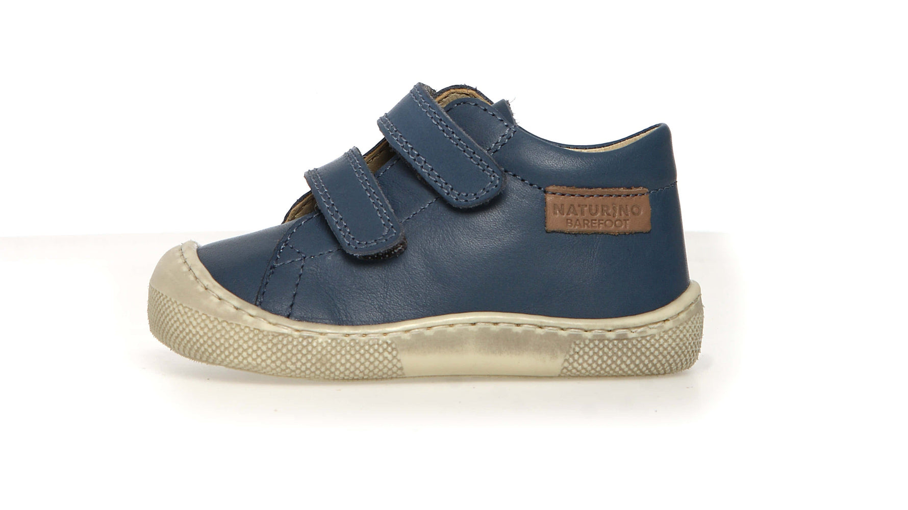 Diese Barfußschuhe von Naturino kombinieren Komfort und Stil mit einem modernen Design. Das Obermaterial aus Leder und Velours verleiht einen markanten Look, während der Klettverschluss Praktikabilität gewährleistet. Das Innenfutter und die Einlegesohle, beide aus Leder, sorgen für ein hochwertiges Gefühl beim Kontakt mit dem Fuß. Perfekt, um deine Tage mit einem Hauch von Eleganz zu begleiten.
