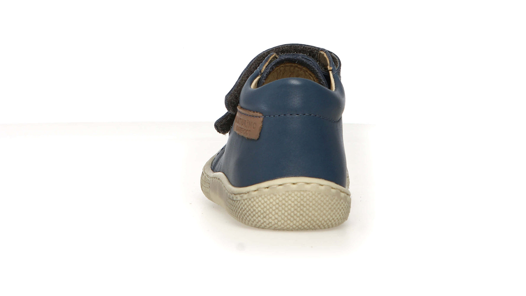 Diese Barfußschuhe von Naturino kombinieren Komfort und Stil mit einem modernen Design. Das Obermaterial aus Leder und Velours verleiht einen markanten Look, während der Klettverschluss Praktikabilität gewährleistet. Das Innenfutter und die Einlegesohle, beide aus Leder, sorgen für ein hochwertiges Gefühl beim Kontakt mit dem Fuß. Perfekt, um deine Tage mit einem Hauch von Eleganz zu begleiten.
