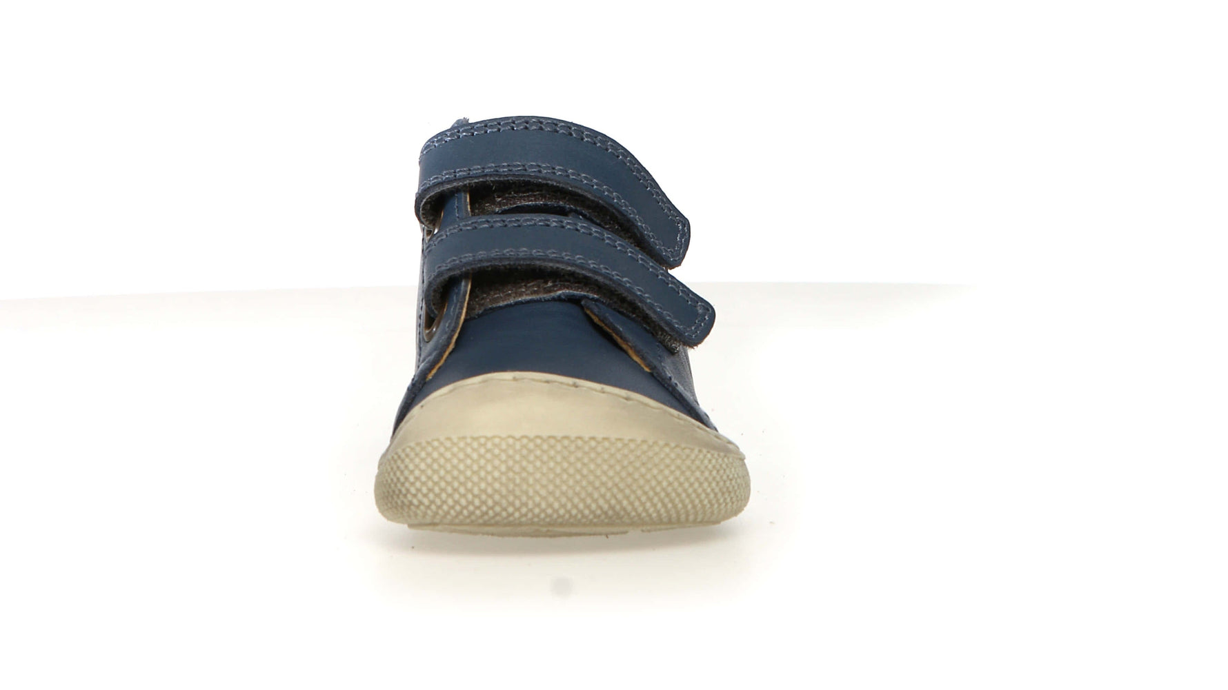 Diese Barfußschuhe von Naturino kombinieren Komfort und Stil mit einem modernen Design. Das Obermaterial aus Leder und Velours verleiht einen markanten Look, während der Klettverschluss Praktikabilität gewährleistet. Das Innenfutter und die Einlegesohle, beide aus Leder, sorgen für ein hochwertiges Gefühl beim Kontakt mit dem Fuß. Perfekt, um deine Tage mit einem Hauch von Eleganz zu begleiten.
