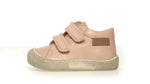 Diese Barfußschuhe von Naturino kombinieren Komfort und Stil mit einem modernen Design. Das Obermaterial aus Leder und Velours verleiht einen markanten Look, während der Klettverschluss Praktikabilität gewährleistet. Das Innenfutter und die Einlegesohle, beide aus Leder, sorgen für ein hochwertiges Gefühl beim Kontakt mit dem Fuß. Perfekt, um deine Tage mit einem Hauch von Eleganz zu begleiten.
