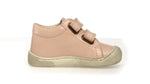Diese Barfußschuhe von Naturino kombinieren Komfort und Stil mit einem modernen Design. Das Obermaterial aus Leder und Velours verleiht einen markanten Look, während der Klettverschluss Praktikabilität gewährleistet. Das Innenfutter und die Einlegesohle, beide aus Leder, sorgen für ein hochwertiges Gefühl beim Kontakt mit dem Fuß. Perfekt, um deine Tage mit einem Hauch von Eleganz zu begleiten.
