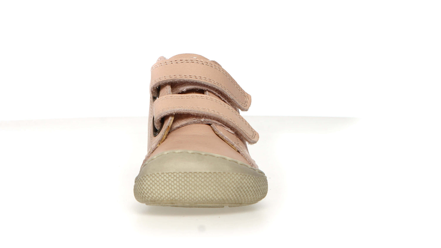 Diese Barfußschuhe von Naturino kombinieren Komfort und Stil mit einem modernen Design. Das Obermaterial aus Leder und Velours verleiht einen markanten Look, während der Klettverschluss Praktikabilität gewährleistet. Das Innenfutter und die Einlegesohle, beide aus Leder, sorgen für ein hochwertiges Gefühl beim Kontakt mit dem Fuß. Perfekt, um deine Tage mit einem Hauch von Eleganz zu begleiten.
