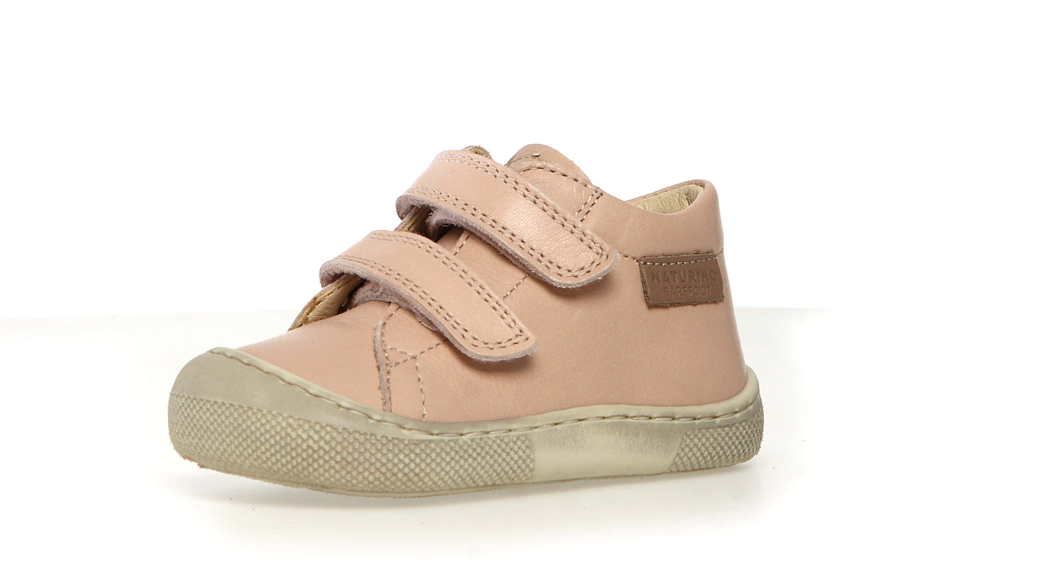 Diese Barfußschuhe von Naturino kombinieren Komfort und Stil mit einem modernen Design. Das Obermaterial aus Leder und Velours verleiht einen markanten Look, während der Klettverschluss Praktikabilität gewährleistet. Das Innenfutter und die Einlegesohle, beide aus Leder, sorgen für ein hochwertiges Gefühl beim Kontakt mit dem Fuß. Perfekt, um deine Tage mit einem Hauch von Eleganz zu begleiten.
