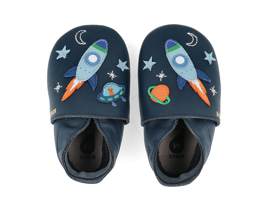 Die BOBUX Babyschuhe aus 100% Echtleder wurden mit dem Ziel konzipiert, Kindern zu gesunden und robusten Füßen zu verhelfen. Die Soft Sole reproduzieren den Effekt des barfuß Gehens und bieten gleichzeitig Komfort und Sicherheit, was ein natürliches Wachstum der Kinderfüße gewährleistet.