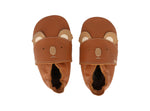 Die BOBUX Babyschuhe aus 100% Echtleder wurden mit dem Ziel konzipiert, Kindern zu gesunden und robusten Füßen zu verhelfen. Die Soft Sole reproduzieren den Effekt des barfuß Gehens und bieten gleichzeitig Komfort und Sicherheit, was ein natürliches Wachstum der Kinderfüße gewährleistet.