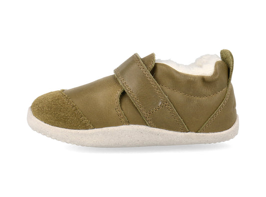 Diese Schuhe von BOBUX verbinden hochwertiges Design mit funktionaler Kinderschuhtechnologie. Die Schuhe sind speziell entwickelt, um wachsende Kinderfüße optimal zu unterstützen und bieten dabei hohe Atmungsaktivität sowie flexible Laufsohlen für natürlichen Bewegungsablauf. Mit robusten Materialien und sorgfältiger Verarbeitung garantieren sie Komfort und Langlebigkeit im Alltag. Ideal für Kinder, die draußen aktiv sind und dabei auf sichere, gesunde Schuhwerk setzen.