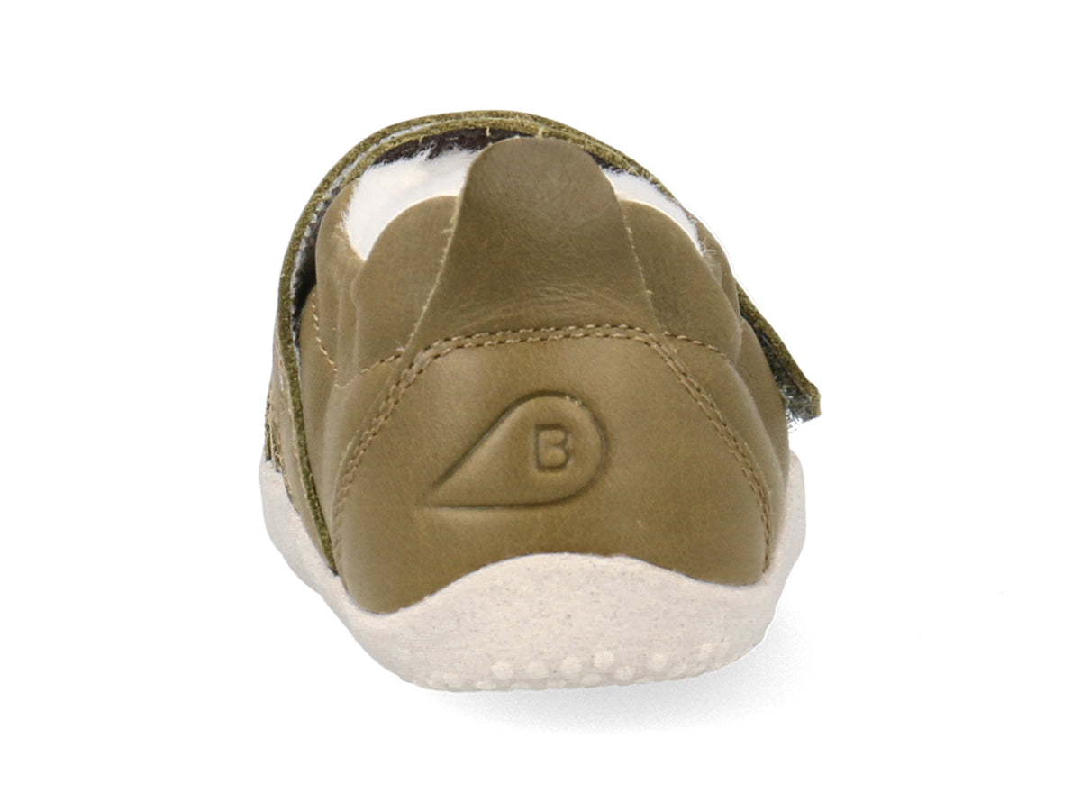 Diese Schuhe von BOBUX verbinden hochwertiges Design mit funktionaler Kinderschuhtechnologie. Die Schuhe sind speziell entwickelt, um wachsende Kinderfüße optimal zu unterstützen und bieten dabei hohe Atmungsaktivität sowie flexible Laufsohlen für natürlichen Bewegungsablauf. Mit robusten Materialien und sorgfältiger Verarbeitung garantieren sie Komfort und Langlebigkeit im Alltag. Ideal für Kinder, die draußen aktiv sind und dabei auf sichere, gesunde Schuhwerk setzen.
