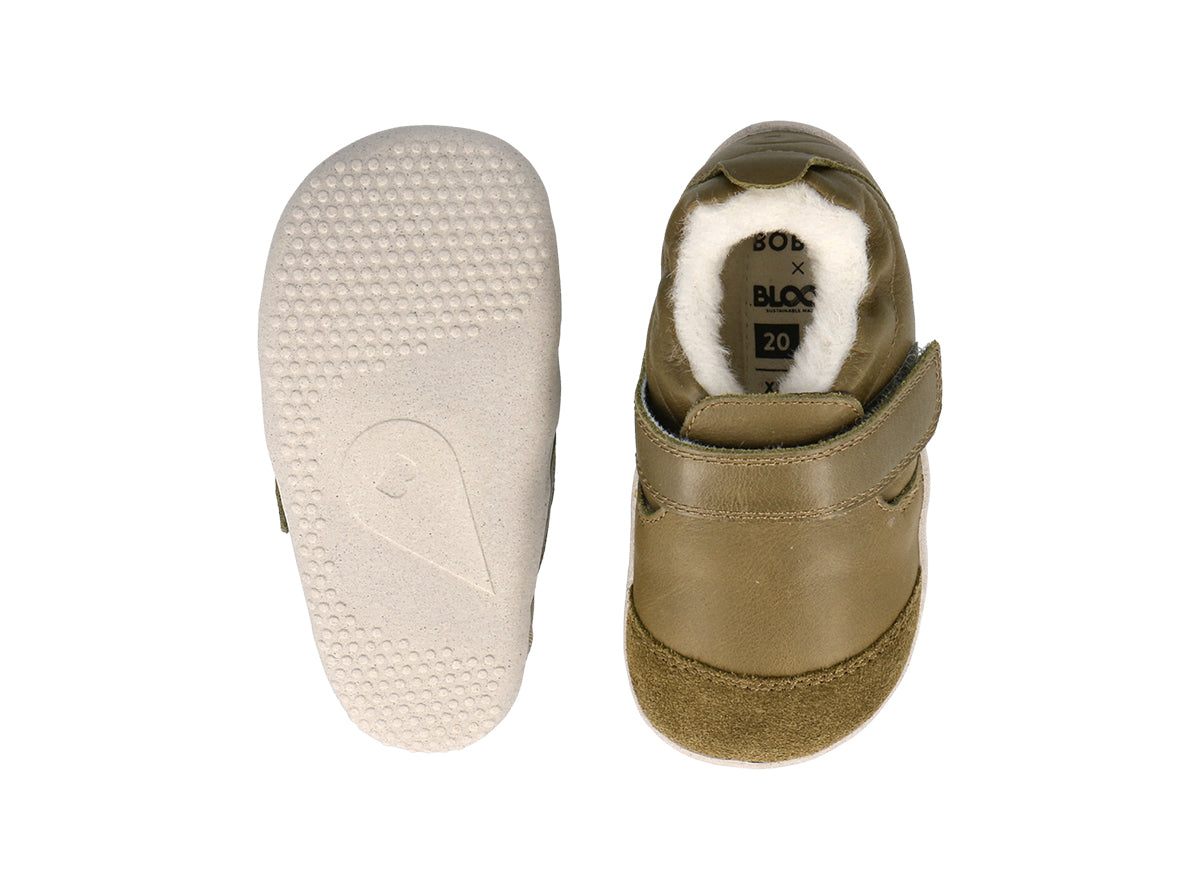 Diese Schuhe von BOBUX verbinden hochwertiges Design mit funktionaler Kinderschuhtechnologie. Die Schuhe sind speziell entwickelt, um wachsende Kinderfüße optimal zu unterstützen und bieten dabei hohe Atmungsaktivität sowie flexible Laufsohlen für natürlichen Bewegungsablauf. Mit robusten Materialien und sorgfältiger Verarbeitung garantieren sie Komfort und Langlebigkeit im Alltag. Ideal für Kinder, die draußen aktiv sind und dabei auf sichere, gesunde Schuhwerk setzen.