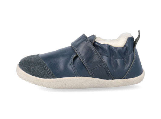 Diese Schuhe von BOBUX verbinden hochwertiges Design mit funktionaler Kinderschuhtechnologie. Die Schuhe sind speziell entwickelt, um wachsende Kinderfüße optimal zu unterstützen und bieten dabei hohe Atmungsaktivität sowie flexible Laufsohlen für natürlichen Bewegungsablauf. Mit robusten Materialien und sorgfältiger Verarbeitung garantieren sie Komfort und Langlebigkeit im Alltag. Ideal für Kinder, die draußen aktiv sind und dabei auf sichere, gesunde Schuhwerk setzen.