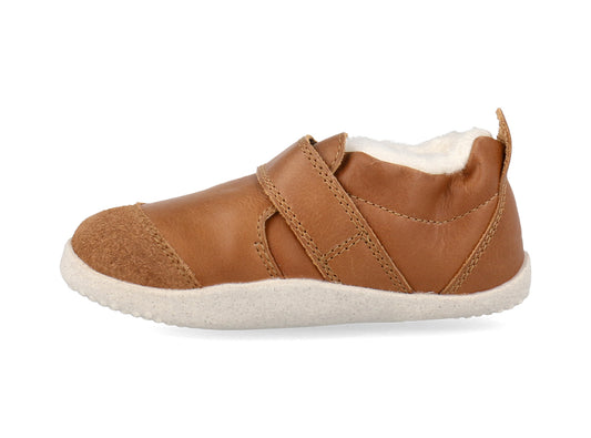 Diese Schuhe von BOBUX verbinden hochwertiges Design mit funktionaler Kinderschuhtechnologie. Die Schuhe sind speziell entwickelt, um wachsende Kinderfüße optimal zu unterstützen und bieten dabei hohe Atmungsaktivität sowie flexible Laufsohlen für natürlichen Bewegungsablauf. Mit robusten Materialien und sorgfältiger Verarbeitung garantieren sie Komfort und Langlebigkeit im Alltag. Ideal für Kinder, die draußen aktiv sind und dabei auf sichere, gesunde Schuhwerk setzen.